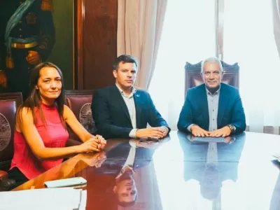 En este caso, la noticia es en contra de JULIO ALAK Y EL MUNICIPIO DE LA PLATA. Que el primer parrafo de la noticia tenga un inicio periodistico y que en el desarrollo no haya cosas con dos puntos. Qu