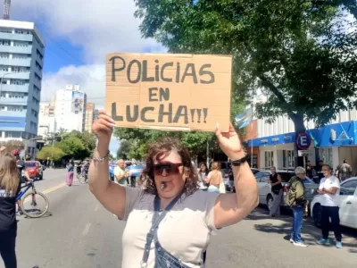 Tensi&oacute;n frente a la Comisar&iacute;a Primera mientras Mar del Plata fue escenario de una protesta por salarios que deriv&oacute; en una denuncia contra el jefe departamental Cristian Fontana