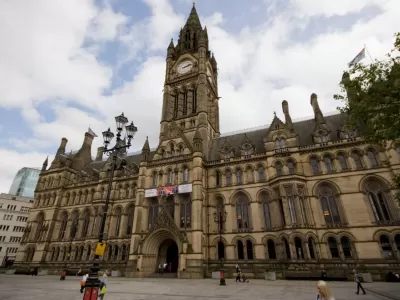 Una escuela elimin&oacute; casi 200 libros con IA y desat&oacute; un conflicto que va m&aacute;s all&aacute; de la censura