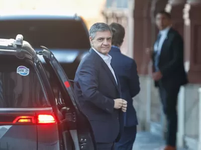Acuerdos y arrodillada: Jorge Macri abraza a Milei para salvarse, pero se olvida de pedirle un espejo