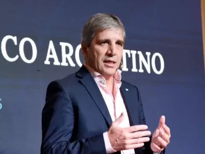 Caputo asegur&oacute; que sin intervenci&oacute;n del Banco Central el d&oacute;lar estar&iacute;a en 1300 pesos