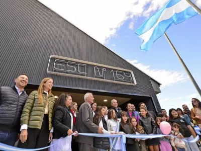 Figueroa inaugur&oacute; dos escuelas en Caviahue tras el incendio de 2024 y cada nivel ya tiene edificio propio