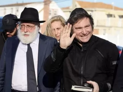 Mientras Milei convierte CABA en pasarela ortodoxa, miles reciben rabinos israel&iacute;es en Once