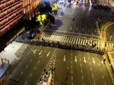 Macri se viste de superh&eacute;roe con la bandera mientras su polic&iacute;a les baja la fiesta a palos a los hinchas