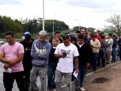 M&aacute;s de 3 mil personas hicieron fila en Moreno para competir por 60 puestos en un frigor&iacute;fico