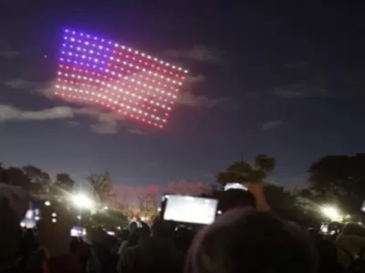 Drones gringos sobre el Planetario: Jorge Macri le regal&oacute; el cielo de Buenos Aires a Trump