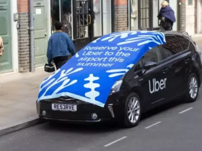 Uber cubri&oacute; autos con toallas gigantes en Londres para promocionar reservas al aeropuerto con 90 d&iacute;as de anticipaci&oacute;n