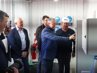 Rolando Figueroa puso en marcha un m&oacute;dulo potabilizador en Centenario que abastecer&aacute; a 4.500 personas