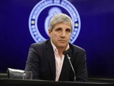 Caputo enfrenta cuestionamientos por un faltante estimado en 23.300 millones de d&oacute;lares y crece la interna econ&oacute;mica