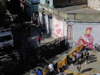 Entre ollas y gorras, Jorge Macri elige controlar la comida antes que darla en La Paternal