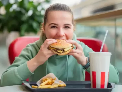 Un estudio revel&oacute; que las marcas de comida r&aacute;pida siguen captando atenci&oacute;n incluso despu&eacute;s de comer