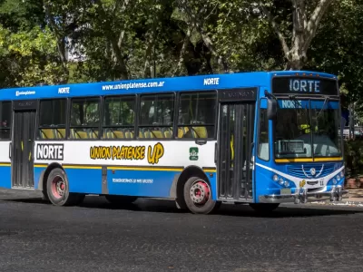 Julio Alak busca blindar por 12 a&ntilde;os un sistema de micros cuestionado mientras crecen las quejas en La Plata