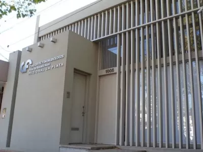 En La Plata, un jubilado lleva seis meses sin sus audífonos por demoras administrativas