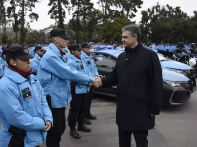 De la mano de Macri, la polic&iacute;a de CABA ahora tambi&eacute;n festeja con escopetas, como en la mejor &eacute;poca de la dictadura