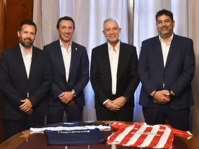 Del f&uacute;tbol a la pol&iacute;tica platense: el intendente que trab&oacute; al Pincha ahora tambi&eacute;n le desea derrotas desde el poder