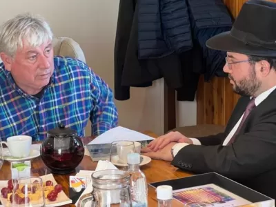 En R&iacute;o Negro, Cort&eacute;s recibi&oacute; al Gran Rabino de la AMIA y desat&oacute; cuestionamientos por el rol de la comunidad jud&iacute;a