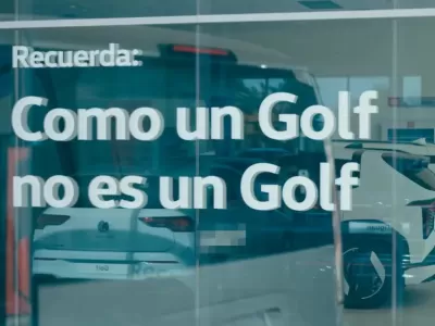 Volkswagen lanz&oacute; una campa&ntilde;a donde usa a la competencia como espejo para promocionar el modelo Golf