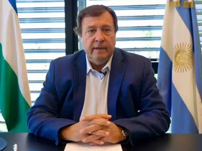 En R&iacute;o Negro salen a la luz chats que vinculan a Weretilneck con Qatar y un estadio en Bariloche bajo sospecha